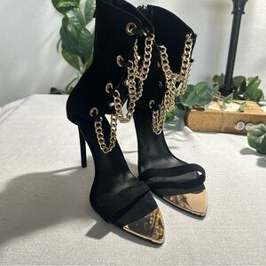 Azalea Wang Crown Cuff Black Suede Gold Chain/Toe Accent High Heels Size 10